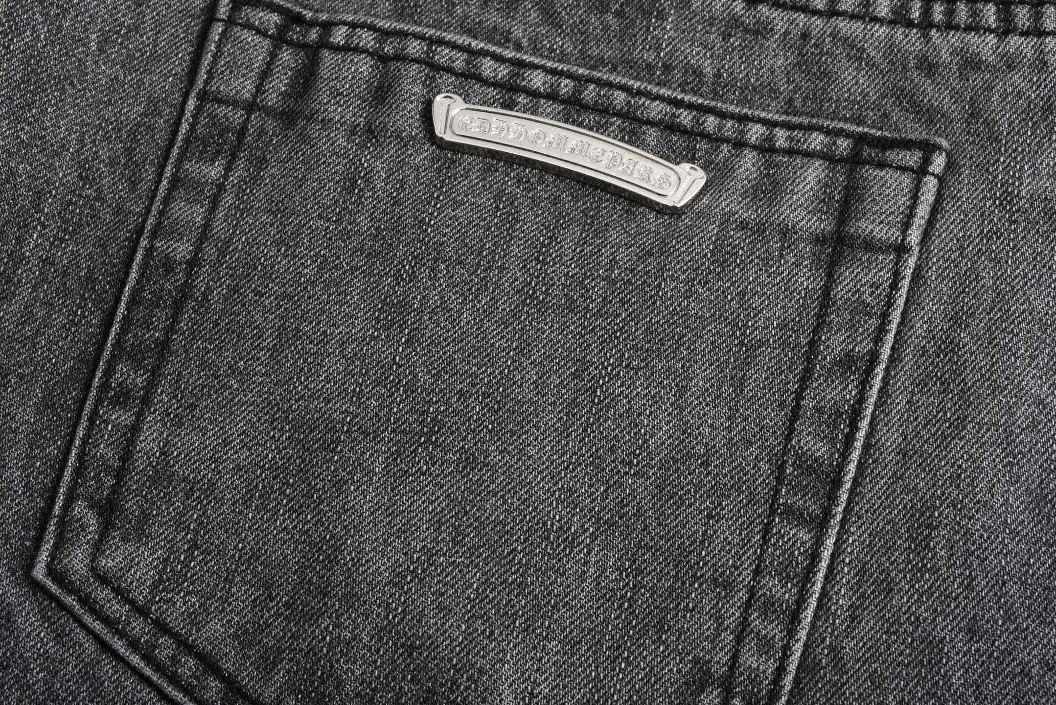 🅿️840 [Exclusive supply] CH Crow Heart Limited Flame Patch Leather Jeans CH This jeans is a store VIP limited edition (can only be purchased by store VIPs) and is not an official website model, so it is even rarer. When we got it back, we found that these pants were different from the usual 501 version. These pants were made from CH's own soleplate, not the 501 soleplate. So I can only customize the fabrics myself and rely on various relationships to get the raw material fabrics. The washing process also took dozens of attempts to finally achieve the effect we wanted. This pair of pants uses a total of 35 pieces of leather, all of which are second-layer cowhide. Therefore, whether the material is leather label or wash label, fabric or hardware, the mold needs to be re-opened and the cross must be sewn manually (for restoration, it can only be done manually) Size: 32-34-36-38